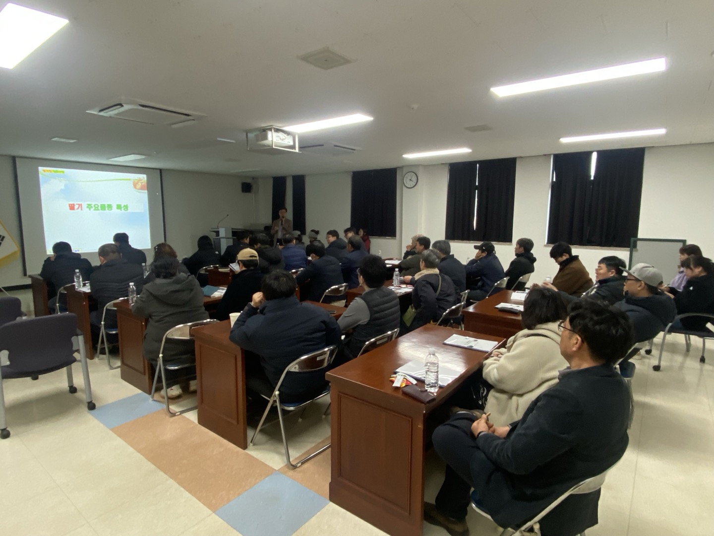 농업기술원, 고품질 딸기 생산 위한 재배 기술 교육