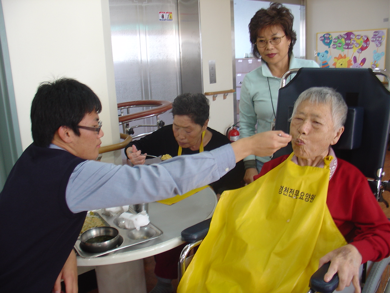 서귀포중학교 4-H회 경천노인전문요양원, 작은예수의집 봉사활동 실시